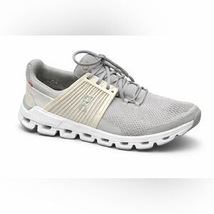 On cloud cloud swift running woman’s tennis shoe sneakers Sz 8.5 or 8 1/2